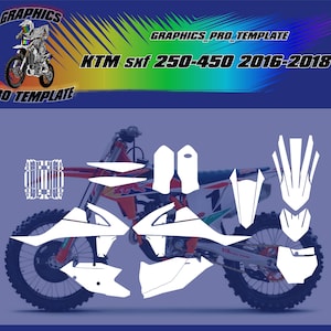 Op de afbeelding: Een set witte motocross graphics voor een KTM SXF 250-450 motorfiets uit 2016-2018. De graphics omvatten een voorspatbord, zijpanelen, nummerplaten en swingarm graphics.