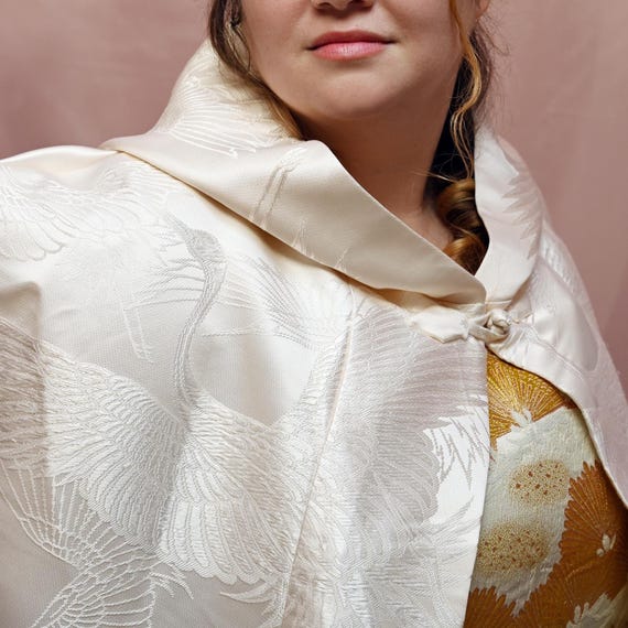 Capa de noiva com capuz feita de quimono de casamento de seda