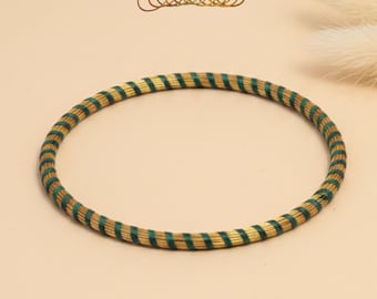 Brazalete fino dorado oro vegetal –MINI ROMA Biojoya Capim dourado –Joya sostenible artesanal -Regalo original midimalista. Diámetro: 6,5cm