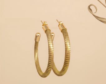 Pendientes criollas oro vegetal – CARIBE – Biojoya Capim dourado – Joya sostenible natural faire trade – Presión 5x4,5cm -Regalo original