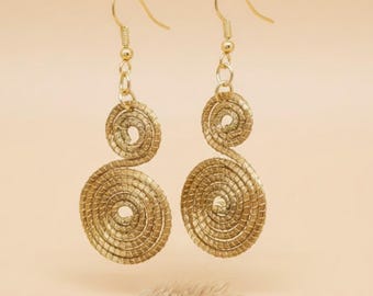 Pendientes oro vegetal espirales capim dorado SLOWECO IGUAZÚ, Regalo original ecológico elegante ético y bio, Comercio justo Brasil 6x2,8cm.