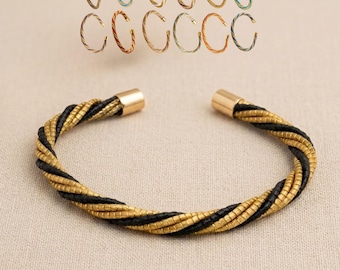 Brazalete fino trenzado oro vegetal capim dorado SLOWECO LA HAB, Regalo original ecológico ético, Semirrígido Ajustable 5,5x4,5cm
