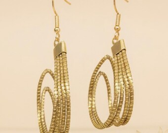 Pendientes colgantes capim dorado oro vegetal SLOWECO HOLLYWOOD, Regalo original ecológico, Criollas elegantes sostenibles Brasil 6x3cm