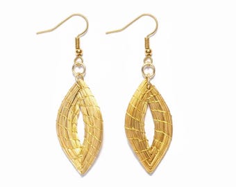 Plant-based gold earrings – CALMA – Biojoya Capim gold – Handmade sustainable jewelry – Hooks – 6x2cm Original SLOWECO gift