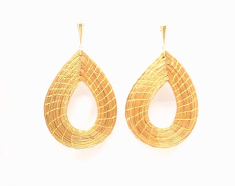 Long gold vegetable capim gold dangle earrings SLOWECO SEVILLA, Fair Trade, Original ethical gift, Drop earrings, Brazil