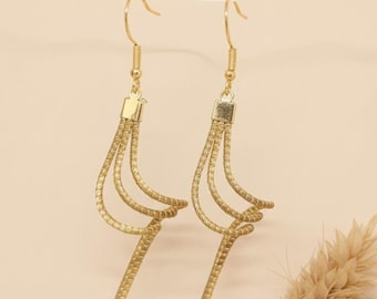 Pendientes colgantes oro vegetal capim dourado SLOWECO NAZARÉ, Regalo original Joya ola mar, Midimalista, Comercio justo sostenible 7x2.5cm