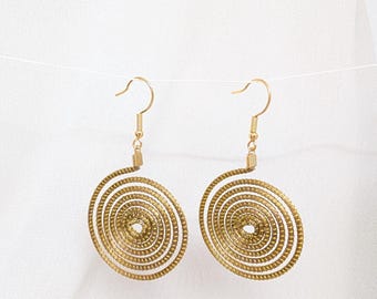 SLOWECO MIAMI gold spiral vegetable earrings with golden capim, original, ecological, elegant, ethical, ethnic and bio gift, Fair Trade Brazil.