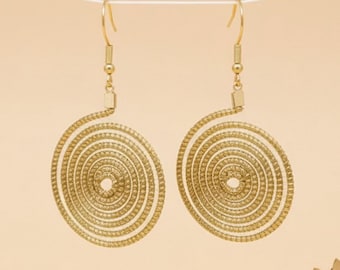 Pendientes oro vegetal espirales capim dorado SLOWECO MIAMI, Regalo original ecológico elegante ético y bio, Comercio justo Brasil. 6x3,5cm