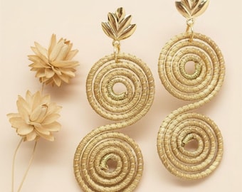 Pendientes espirales infinito oro vegetal capim dorado SLOWECO DUBAI, Regalo original, Pendientes colgantes largos, Comercio justo 4,8x1,8cm