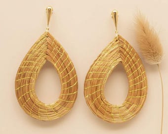 Pendientes colgantes largos oro vegetal capim dorado SLOWECO SEVILLA, Comercio justo, Regalo original ético, Pendientes gota, Brasil 7x4,5cm