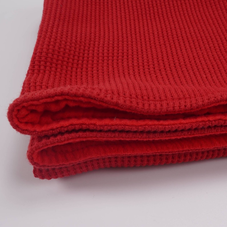 Nahaufnahme der Außenseite des roten Geburtstuches: Material Waffelpique Baumwolle