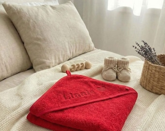 Rotes Geburtshandtuch mit Namen & Herz bestickt - Gebärmutter Effekt / Hebammen Tipp Erstausstattung - Personalisiertes Baby Kapuzenhandtuch