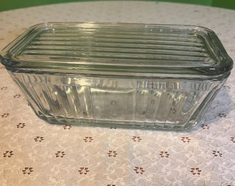Plato refrigerado de vidrio transparente Anchor Hocking 1932 de inspiración vintage con tapa – Almacenamiento de cocina retro acanalado de diseño de mediados de siglo