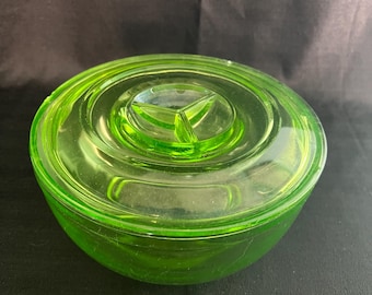 Bol de cristal de uranio verde vintage con tapa – Brilla bajo luz ultravioleta – Objeto de colección de cristal de la época de la Gran Depresión