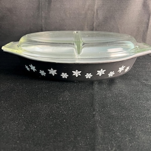 FREE SHIPPING: Vintage 1.5qt Pyrex Black Snowflake Oval Divided Casserole Dish with Lid