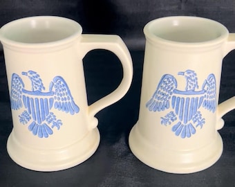 Un par de jarras/tazas de Pfaltzgraff Yorktowne Eagle: accesorios de mesa de estilo colonial/campestre vintage.