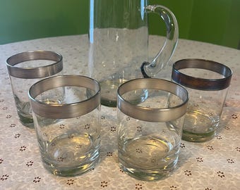 Jarra vintage MCM Dorothy Thorpe con borde plateado, de aproximadamente 64 onzas, con cuatro vasos bajos a juego con borde plateado.
