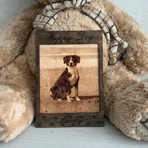 Hundefotorahmen mit individueller Gravur: ein personalisiertes Souvenir für Hundeliebhaber