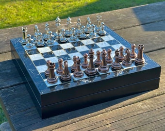 Schachset - Handgefertigte Luxus-Schachfiguren aus Metall, elegantes Schachbrett für Strategiespiel-Enthusiasten, einzigartiges Geschenk