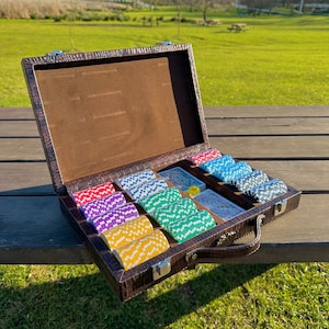 Set da poker con fiches di metallo di lusso, elegante borsa in pelle, essenziale per la serata di gioco professionale di qualità da casinò, regalo perfetto per gli appassionati di carte