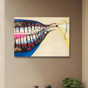 Pode incluir: Pintura abstrata de uma forma de garrafa com uma borda azul e um fundo creme. A garrafa apresenta um design complexo com elementos rosa, pretos e vermelhos. A obra de arte tem um estilo artístico único.