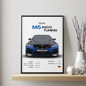 Peut inclure: Une voiture BMW M5 Asco Tuning bleue avec des accents noirs et une calandre noire. La voiture est sur un fond blanc avec du texte qui lit "BMW M5 ASCO TUNING" et "RoCars". Le texte comprend également les spécifications de la voiture, telles que la taille du moteur, la puissance, le couple, le poids, le temps de 0 à 100 km/h et la vitesse maximale.