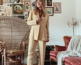 Powersuit jaune pastel des années 1980 avec pantalon froissé | Épaulières | S | Bureau | Vêtements de travail | Taille haute | Ajustée | Femme fantôme vintage