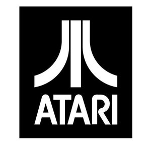 Könnte beinhalten: Ein schwarz-weißes Logo für Atari, ein Videospielunternehmen. Das Logo zeigt ein stilisiertes 'A' mit zwei vertikalen Linien und darunter das Wort 'ATARI'.