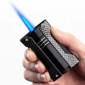 Op de afbeelding: Een zwarte en zilveren aansteker met een carbonfiberpatroon. De aansteker heeft een blauwe vlam en wordt in een hand gehouden.