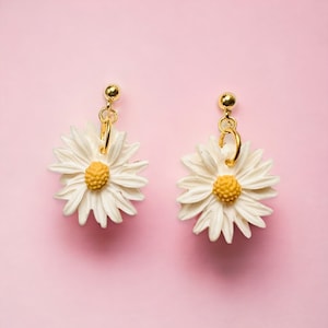 Cute Daisy Flower Earrings, White Flower Earrings, Daisy Dangle Studs, Gift, Polymer Clay Earrings, Floral Statement, Unique, Lightweight