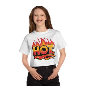 Top corto con gráfico de llamas HOT / Camiseta con llamas de dibujos animados atrevidos / Camisa con estampado integral estilo cómic retro para mujer