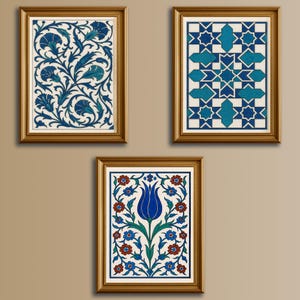 Può includere: Tre stampe artistiche incorniciate con cornici dorate. Le stampe presentano intricati disegni floreali e geometrici nei toni del blu, turchese e rosso su sfondo bianco. L'opera d'arte ricorda i tradizionali motivi a piastrelle.