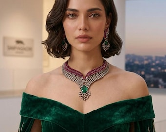 Conjunto de collar y pendientes con dobletes de rubíes verde esmeralda de dos tonos inspirados en Sabyasachi.