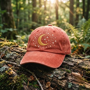 Gorra de béisbol de algodón con bordado de media luna, cierre ajustable en la parte trasera.