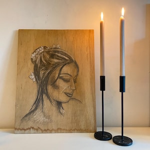Disegno originale di una donna a bordo