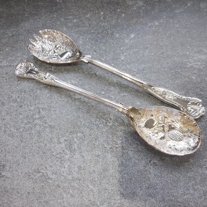 Antiek verzilverde saladeservers met koningspatroon en fruitpatroon