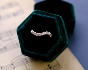 Vintage 12K Gold Wave Ring: Cubic Zirconia, Elegant Design