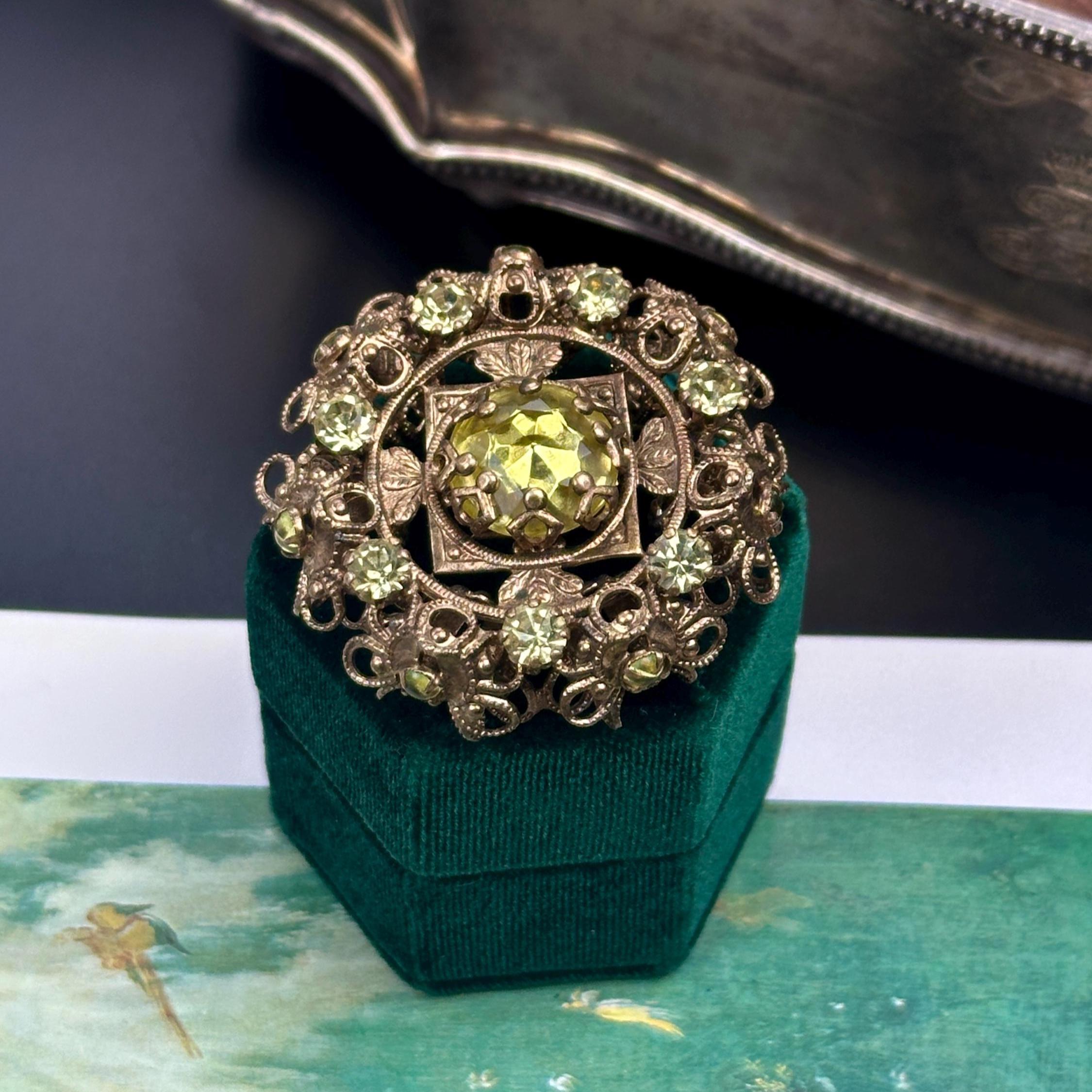 ヴィンテージフィリグリーブローチ：グリーンラインストーンクリスタル