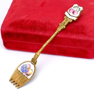 Vintage-Gabel aus emaillierter Bronze, Löffel mit Kirschfrucht-Emaille, Serviergabel im französischen Rokoko-Stil, antikes Sammlerstück aus Bronze, Emaille-Fruchtdekor
