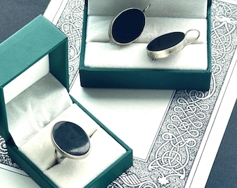 Vintage Ohrringe und Ring Schmuck-Set mit Schwarzen Naturharz Einsätzen, Vintage Oval Schwarze Ohrringe, Oval Schwarzen Ringrn