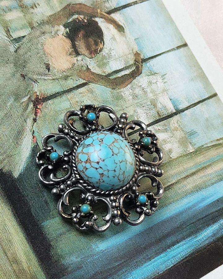 Broche Ancienne Vintage Argentée Avec Cabochon Turquoise Et Cristaux - Réf. 2603, Parfait état Pour Son âge