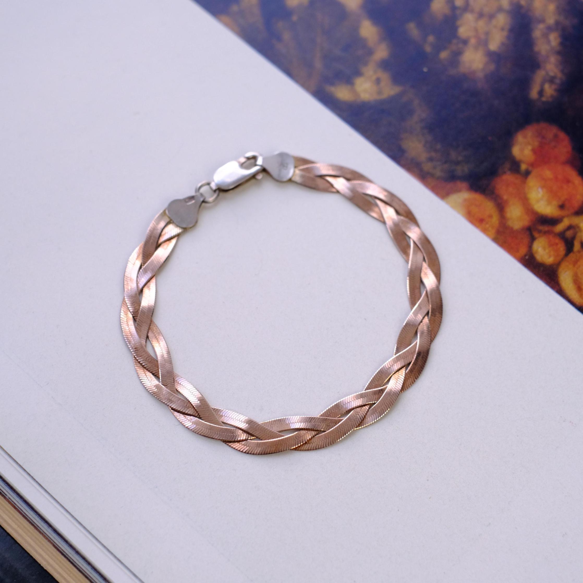 金メッキのスターリングシルバー編み込みブレスレット。金の含有物が 