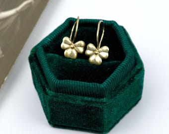 Vintage-Ohrringe aus der Sowjetunion, vergoldetes Silber 875, kleine Blütenanhänger, zierlicher Kinderschmuck, Geschenk aus der UdSSR-Vermeil für Mädchen