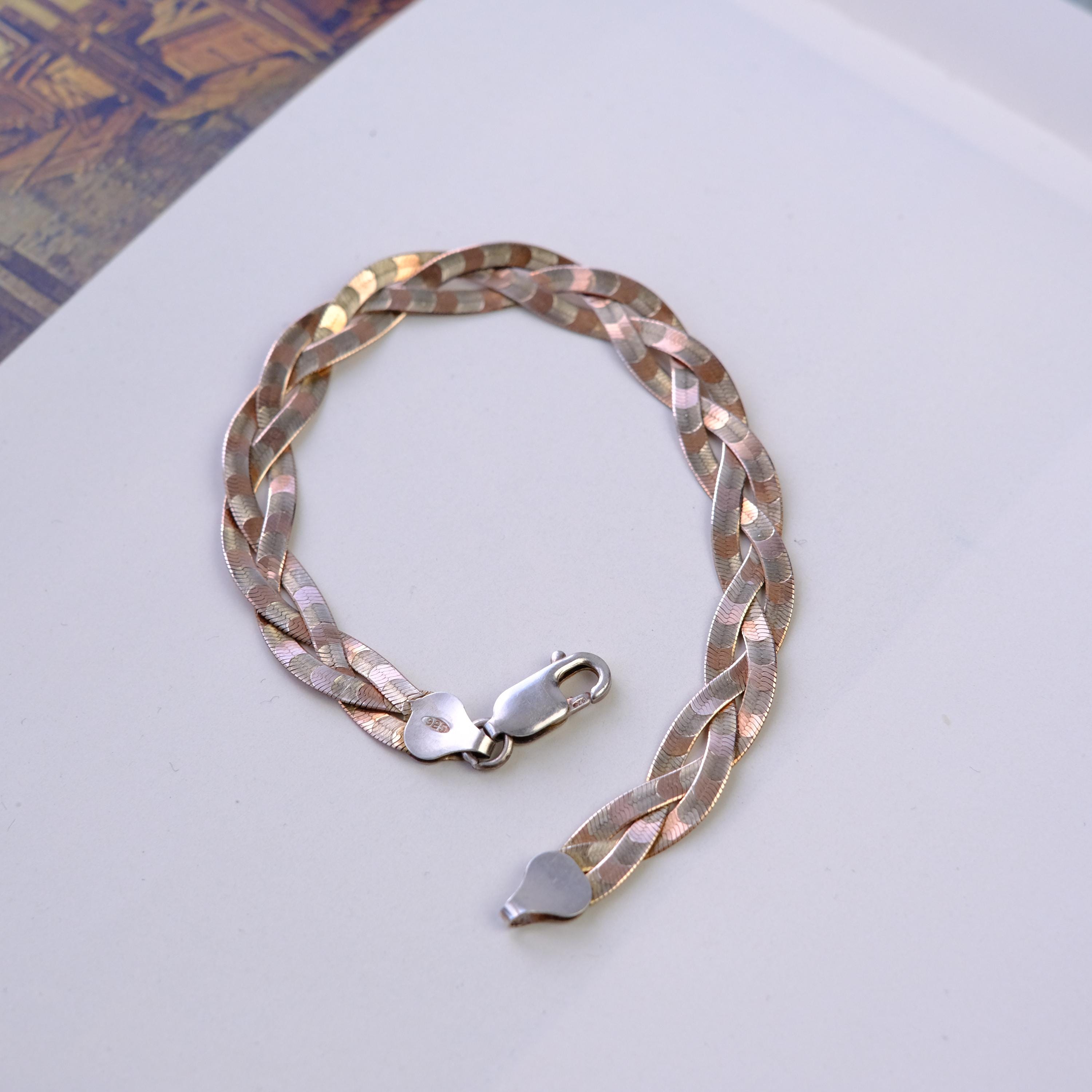 金メッキのスターリングシルバー編み込みブレスレット。金の含有物が 