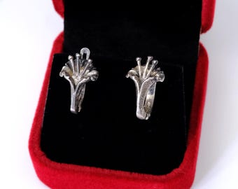 Vintage-Ohrringe aus Sterlingsilber, 925er-Sowjetpunze, skulpturale Lilienblüte mit Staubgefäßen, oxidierte Patina, botanischer Schmuck für Damen