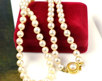 Vintage Kunstperlen-Halskette, goldfarbener Seil-Verschluss, cremefarbener Strang, Mid Century Modeschmuck