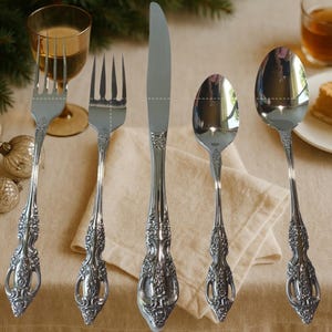 Może przedstawiać: Zestaw trzech ceramicznych kubków z nakrapianym, matowym wykończeniem. Kubki są w odcieniach kremu, jasnoszarości i ciemnoszarości. Każdy kubek ma prosty, minimalistyczny design i zaokrąglony uchwyt.