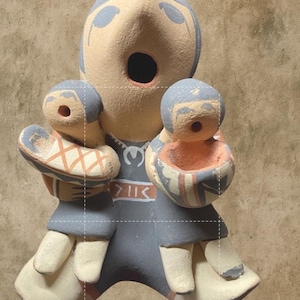 以下が含まれることがあります： 2 つの小さな人物を抱える様式化された人物を描いた陶器製の置物。メインの人物は、青、ベージュ、ピーチの落ち着いた色合いで塗装されており、小さな人物のボウルには幾何学模様が施されています。ユニークなフォークアートの美学。