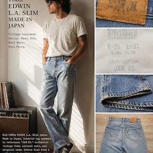 Puede incluir: Vaqueros de mezclilla azul claro con parche de cuero y camiseta blanca. Los vaqueros están etiquetados como "1985 EDWIN L.A. SLIM MADE IN JAPAN". Los vaqueros tienen un descolorido vintage y desgaste natural. Corte atemporal.