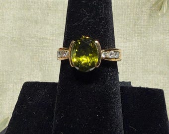 Vintage Olive Green Glass Cocktail Ring Gold Tone Rhinestone Statement Size 7